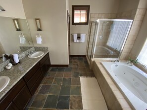 Combined shower/tub, jetted tub, towels, toilet paper