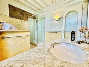 Ensemble douche/baignoire, baignoire à jets, sèche-cheveux, bidet