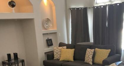 East Oasis Retreat Home 2 story, 4 bedroom, King size bed in Master bedroom 8KTV