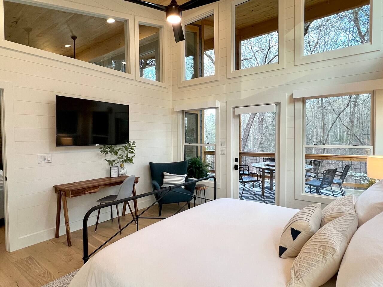 3 habitaciones, escritorio y tabla de planchar con plancha 