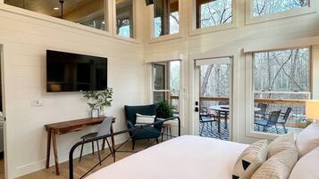 3 habitaciones, escritorio y tabla de planchar con plancha