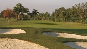 A golf course with sand bunkers, palm trees, and a clear sky. - Luxurious 3br 2bath Condo minutes to beautiful Venice beaches, Downtown Shopping (Venice)
