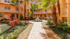 A courtyard with a central pathway, surrounded by palm trees and potted plants. - Luxurious 3br 2bath Condo minutes to beautiful Venice beaches, Downtown Shopping (Venice)