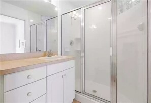 Ensemble douche/baignoire, sèche-cheveux, serviettes fournies, savon
