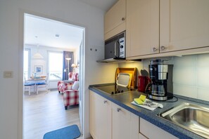 Kylskåp, mikrovågsugn, spishäll och diskmaskin