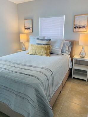 2 chambres, bureau, fer et planche à repasser, lit de bébé portatif