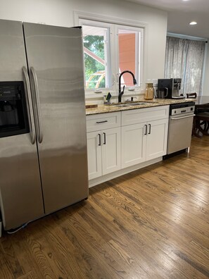 ثلاجة، ميكروويف، فرن، موقد طهي مسطح