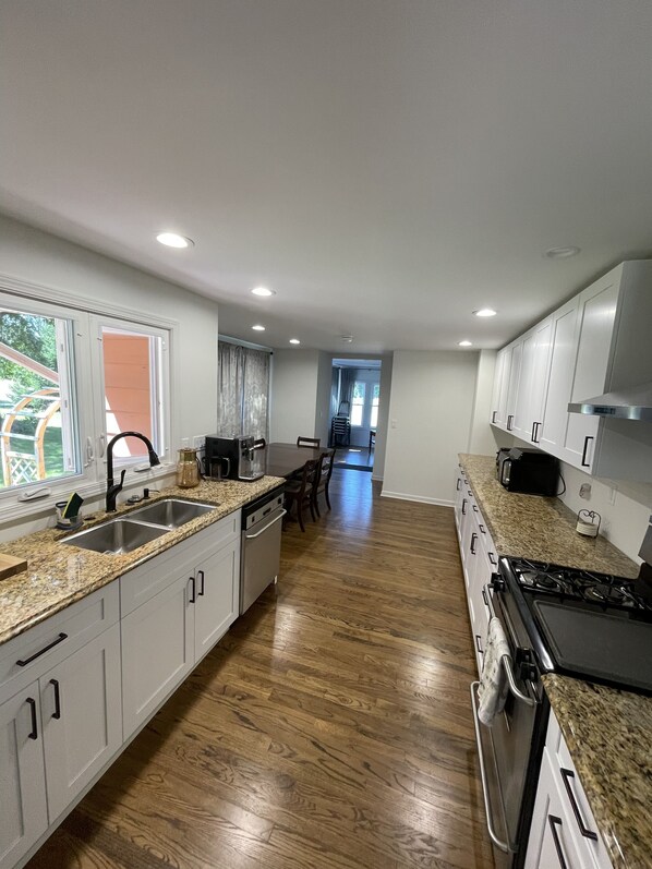 ثلاجة، ميكروويف، فرن، موقد طهي مسطح