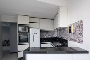 Kühlschrank, Ofen, Herdplatte, Wasserkocher