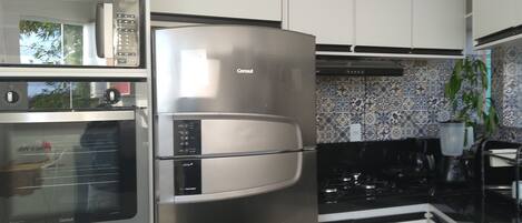 Kühlschrank, Ofen, Herdplatte, Wasserkocher