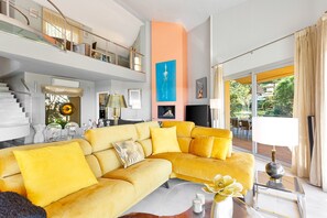 TV - Luxury Villa with spectaculair views Varenso Holidays. (Marbella)