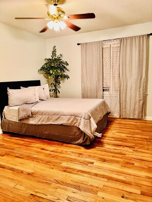 4 bedrooms, WiFi - Residential Luxury: Brentwood Estate (Montgomery)