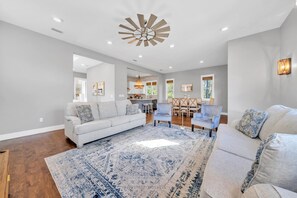 Una Smart TV, un reproductor de DVD