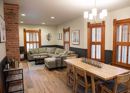 Smart TV, stereo, offices. 1.5 Blocks to Main St 🏡 Littleton Luxury 🌻Garden 🐶Pets