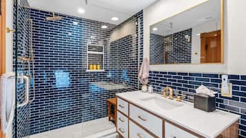 Douche, sèche-cheveux, serviettes fournies