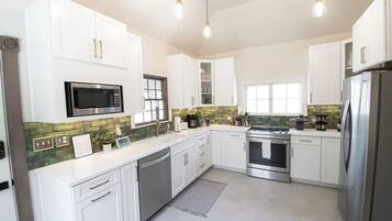 Køleskab, mikrobølgeovn, ovn, kogeplade