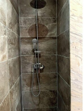 Dusche, Bidet, Handtücher, Seife