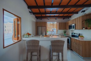 Grand réfrigérateur, micro-ondes, four, plaque de cuisson