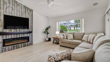 智能电视、壁炉、电子游戏、立体声音响