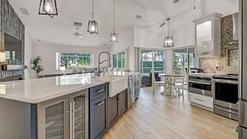 冰箱、微波炉、烤箱、炉灶