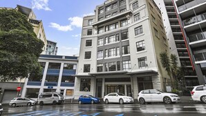 Um edifício com vários andares e design arquitetônico moderno, combinando espaços residenciais e comerciais.