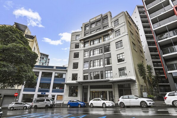 A multi-story building with a modern architectural design, featuring a mix of residential and commercial spaces. - Elegant and modern space in Britomart (Auckland)