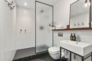 Apartemen Deluks | Kamar mandi | Shower, pengering rambut, handuk, dan sabun