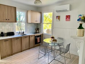 Private kitchen - Armstrong Cottage (Ballarat Central)