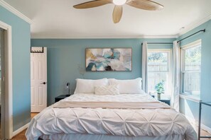 4 bedrooms, desk, iron/ironing board, free WiFi - World Cup  Walk to Stadium  Pool  Sleeps 14 (Houston)