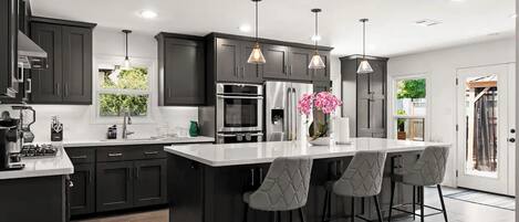 Jääkaappi, mikroaaltouuni, uuni, liesi