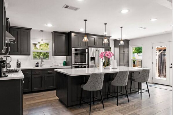 Réfrigérateur, micro-ondes, four, plaque de cuisson