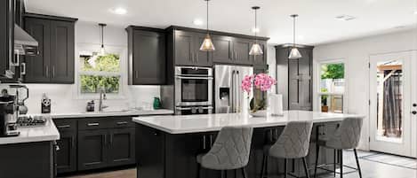 Réfrigérateur, micro-ondes, four, plaque de cuisson