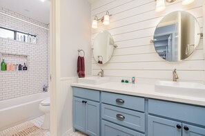 Combined shower/tub, jetted tub, towels, toilet paper
