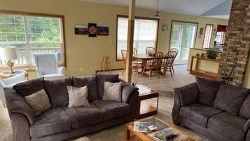 House, 2 Queen Beds (Blissful Beach House) | Living room