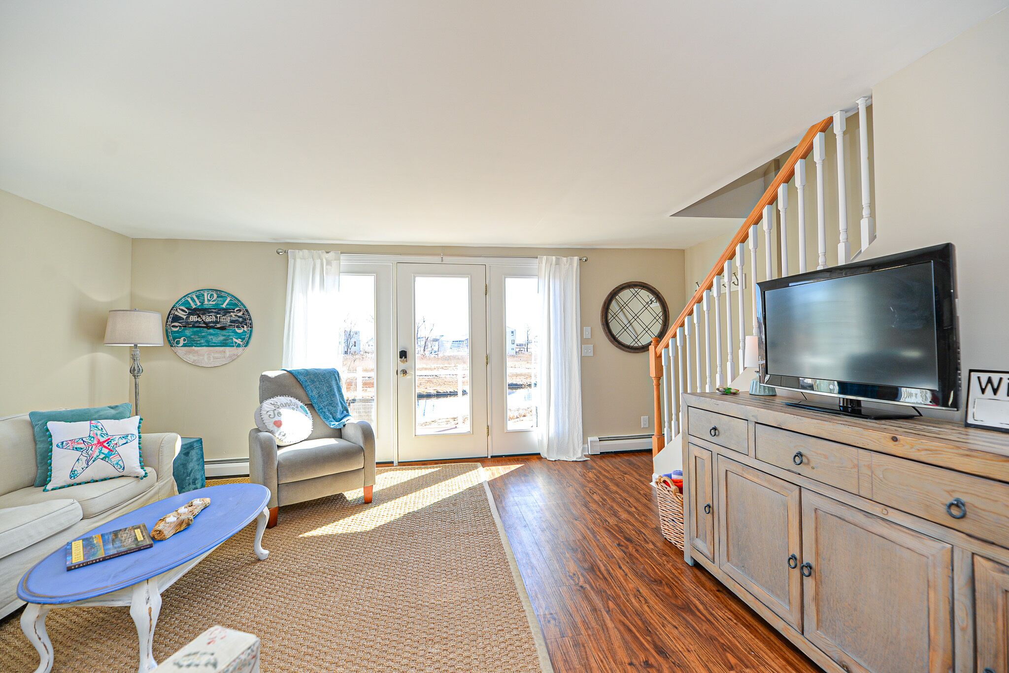 Upscale waterfront condo short walk to North Beach