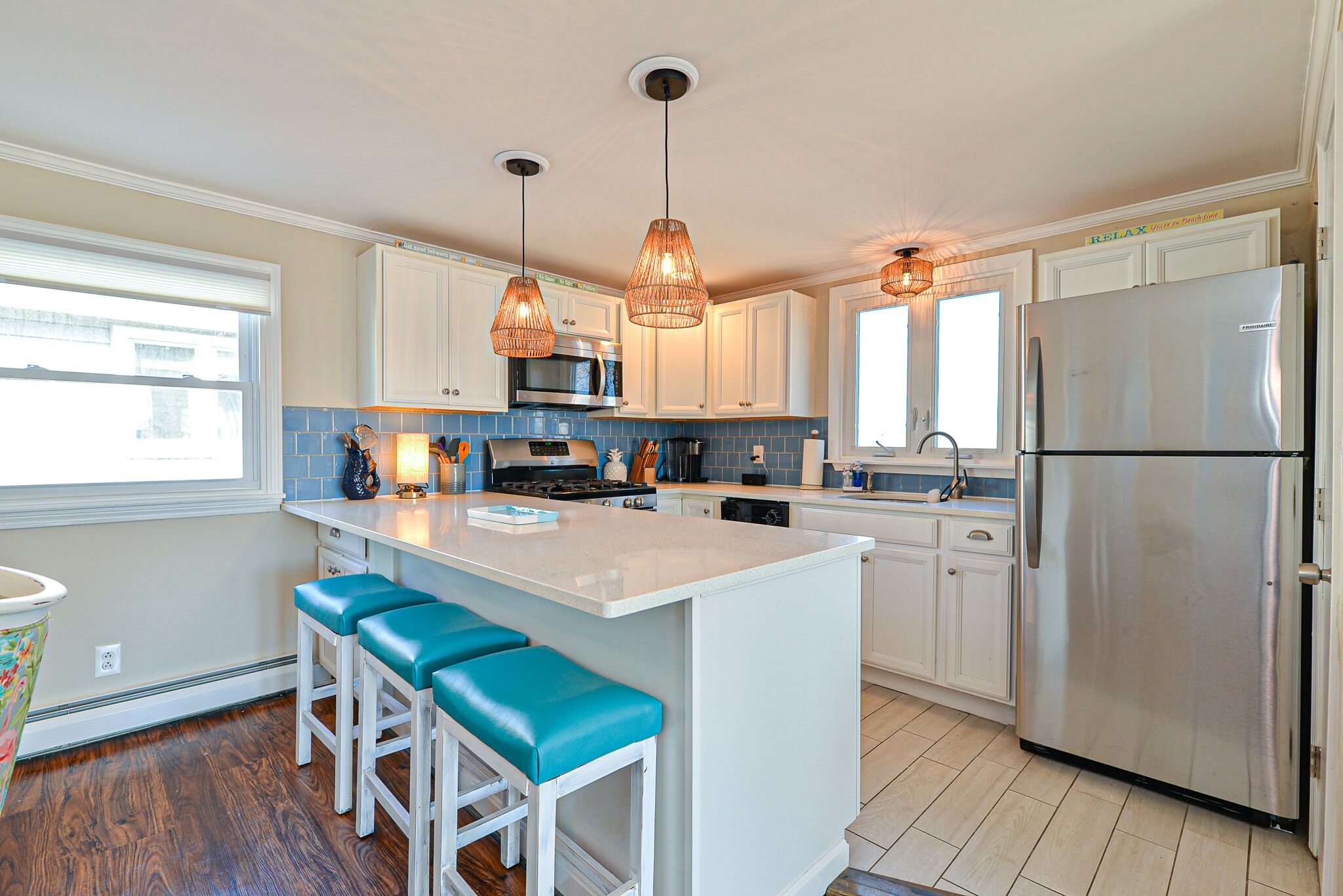 Upscale waterfront condo short walk to North Beach