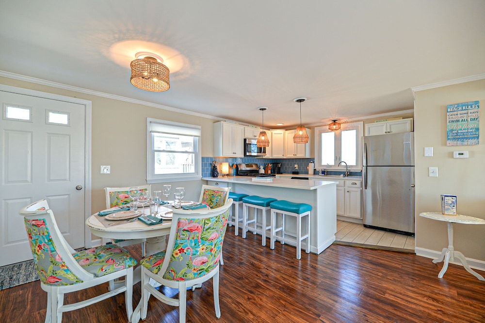 Upscale waterfront condo short walk to North Beach