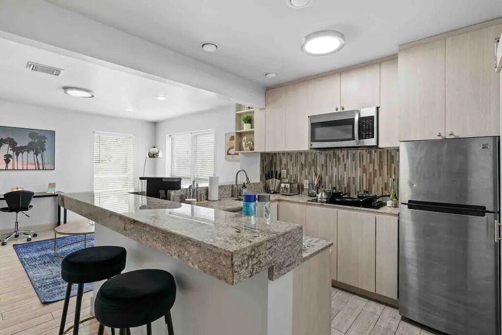 Hip Montrose Apartment HTX- Close to it All