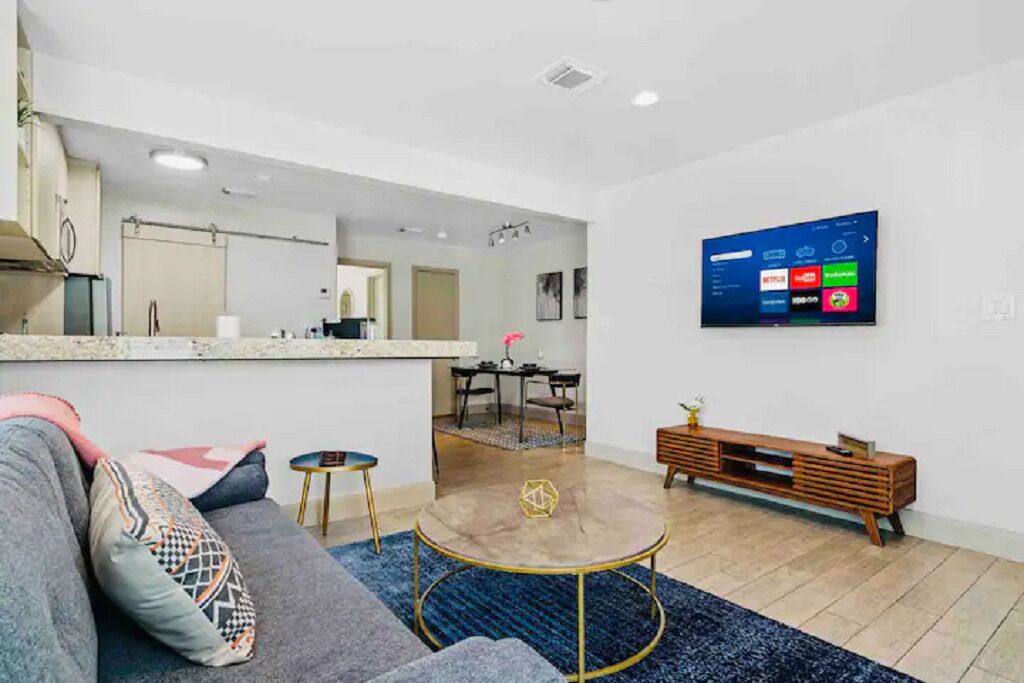 Hip Montrose Apartment HTX- Close to it All