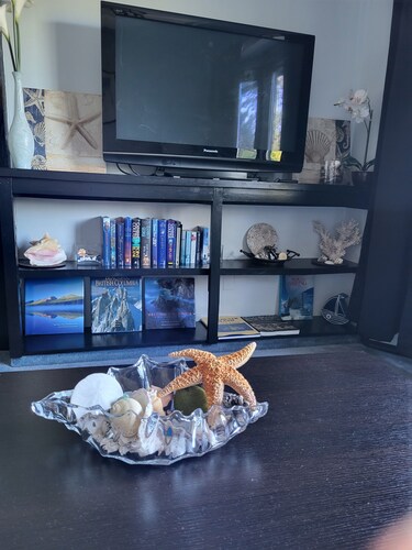 Quaint Tudor Retreat - pet friendly, ocean view, minutes from beach