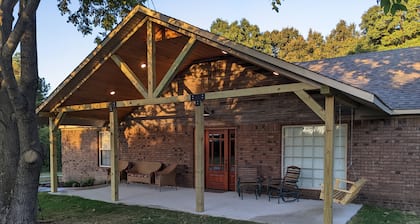 Hunting lodge, weekend getaway, family gatherings. private country setting.