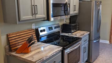 KĂŒhlschrank, Mikrowelle, Ofen, Herdplatte