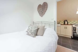 1 bedroom, iron/ironing board, WiFi, bed sheets - 1Bed Village Annexe Sleeps 2 - Parking & Wifi (Nottingham)