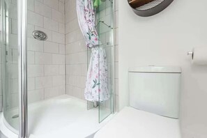 Ducha, artículos de higiene personal gratuitos y secador de pelo