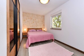 3 bedrooms, iron/ironing board, WiFi, bed sheets