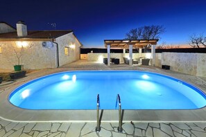 Una piscina cubierta