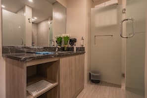 Douche, séchoir à cheveux, pantoufles, serviettes fournies