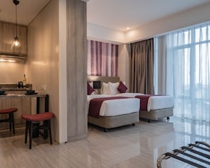 Chambre quadruple Premier | Bureau, systĂšme dâinsonorisation, accĂšs au Wi-Fi (inclus)