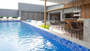 A swimming pool with lounge chairs and a bar area. - Bayfront Hotel Cebu - Capitol Site (Cebu City)