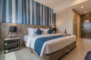 Escritorio, sistema de insonorización, wifi gratis y ropa de cama